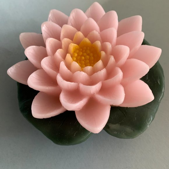waterlily shape flameless candle - Picture 2 of 4